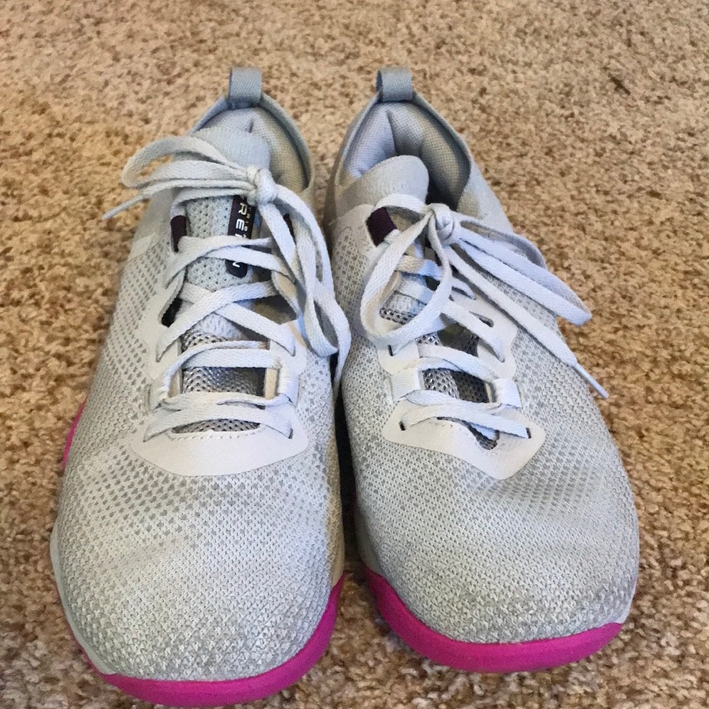 WOMENS UNDER ARMOUR TRIBASE REIGN 3 SIZE 9 EUC